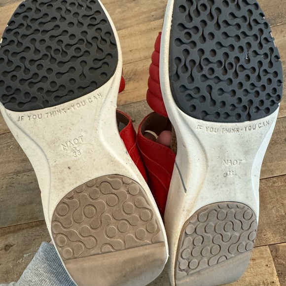 EUC Naot Vesta Sandal Size 38/US 7 Kiss Red Leather Slide Travel Comfort Walking - Picture 5 of 5